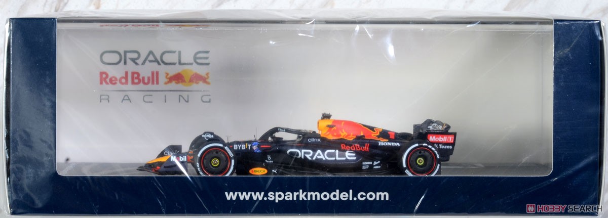 Oracle Red Bull Racing RB18 No.1 Winner Abu Dhabi 2022 (Bigger base) Max Verstappen (ミニカー) パッケージ1