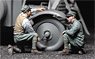 Italian Armoured Car Crew Changing Tire (Plastic model)